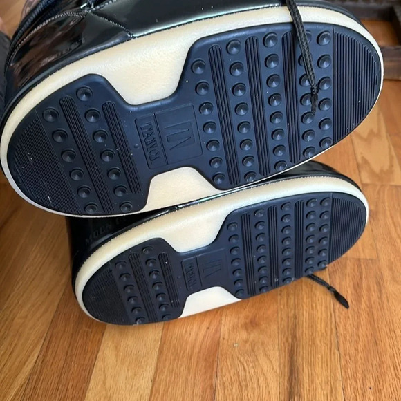 Moon Boot sz 9/10.5 like new NWOT shiny black and charcoal grey no wear on soles - Picture 6 of 7